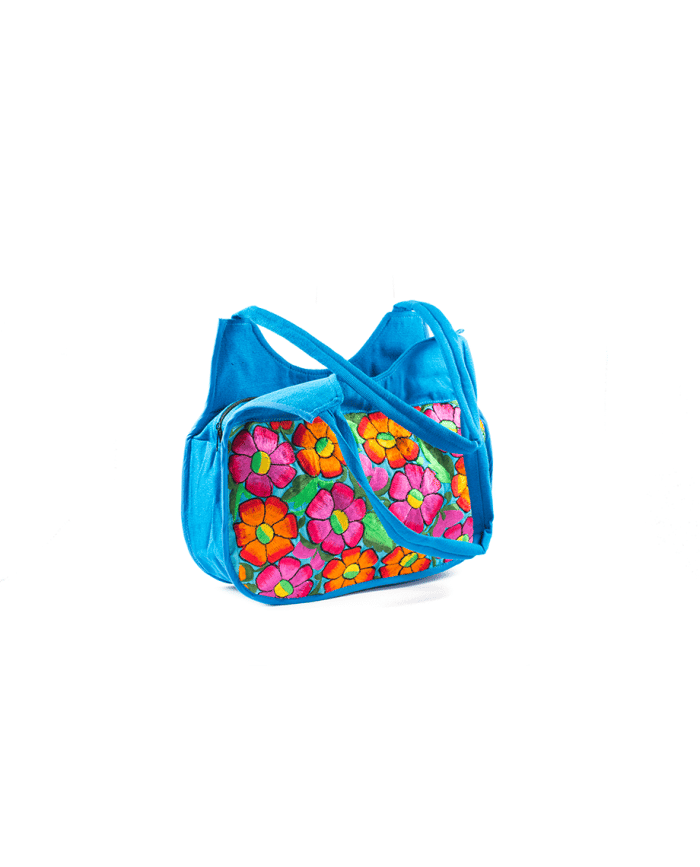 Deze blauwe tas met geborduurde bloemen van fair fashion merk Bohemian Fair Trade is eerlijk gemaakt in Guatemala.