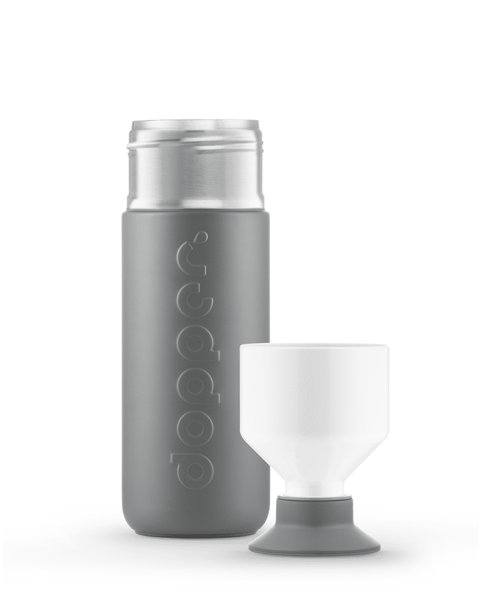 Dopper Insulated Glacier Grey 580 ml open met drinkbeker ernaast