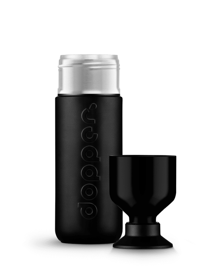 Dopper Insulated Blazing Black 580 ml open met drinkbeker ernaast
