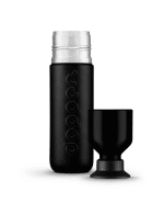 Dopper Insulated Blazing Black 580 ml open met drinkbeker ernaast