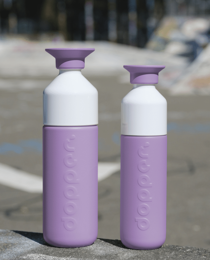 Dopper Insulated Throwback Lilac 580 ml en Dopper Insulated Throwback Lilac 350 ml op asfalt