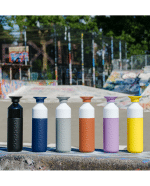 Alle kleuren van de Dopper Isulated 350 ml met een skatepark op de ahctergrond