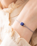 edelsteen armband Lapis Lazuli van MooiWAAR x A Beautiful Story met model
