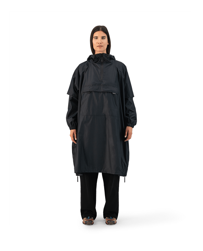 vrouw met maium regenponcho van gerecyclede petflessen in de kleur black vooraanzicht