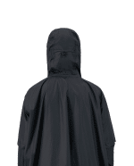 vrouw met maium regenponcho van gerecyclede petflessen in de kleur black met cappuchon op achteraanzicht