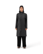 vrouw met maium regenjas van gerecyclede petflessen in de kleur black zwart vooraanzicht