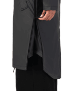 onderkant vrouw met maium regenjas van gerecyclede petflessen in de kleur black zwart rits omhoog zijaanzicht