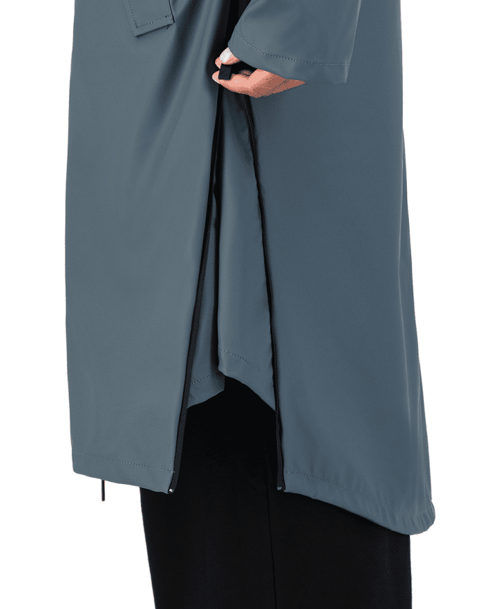onderkant vrouw met maium regenjas van gerecyclede petflessen in de kleur blue grey blauw rits omhoog zijaanzicht