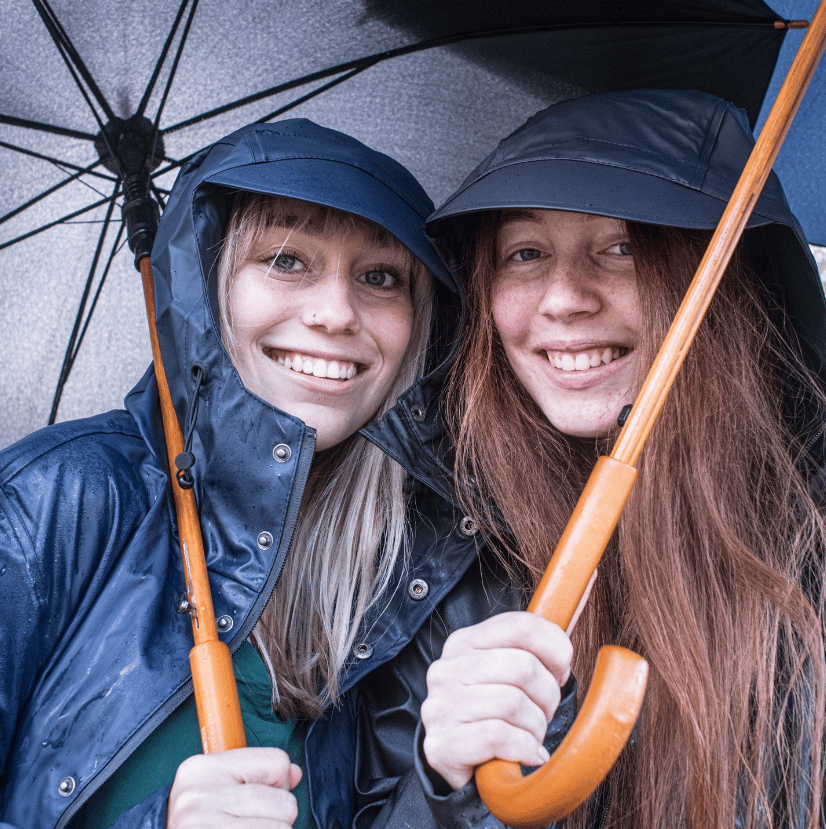 meisjes paraplu maium regenwaar lachen regen