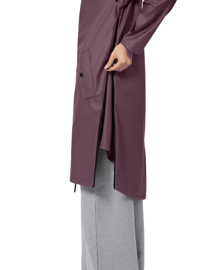 vrouw met maium regenjas van gerecyclede petflessen in de kleur plum wine paars rits omhoog zijaanzicht
