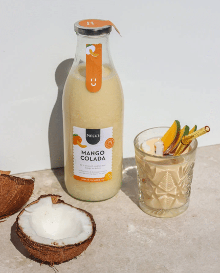 Pineut Mango Colada cocktail gemaakt met kokosnoot