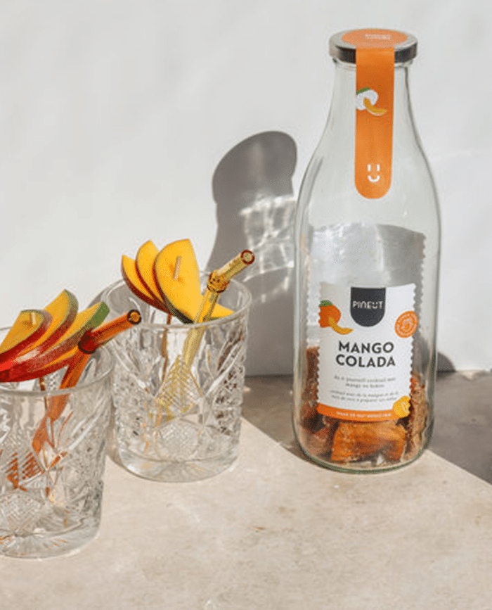 Pineut Mango Colada cocktail met glazen