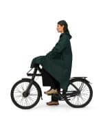 vrouw met maium regenjas van gerecyclede petflessen in de kleur Pine Grove fiets